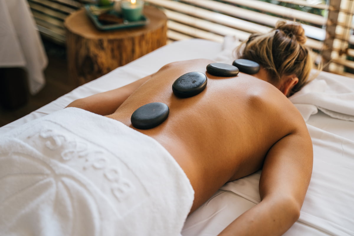mujer Masajes con Piedras